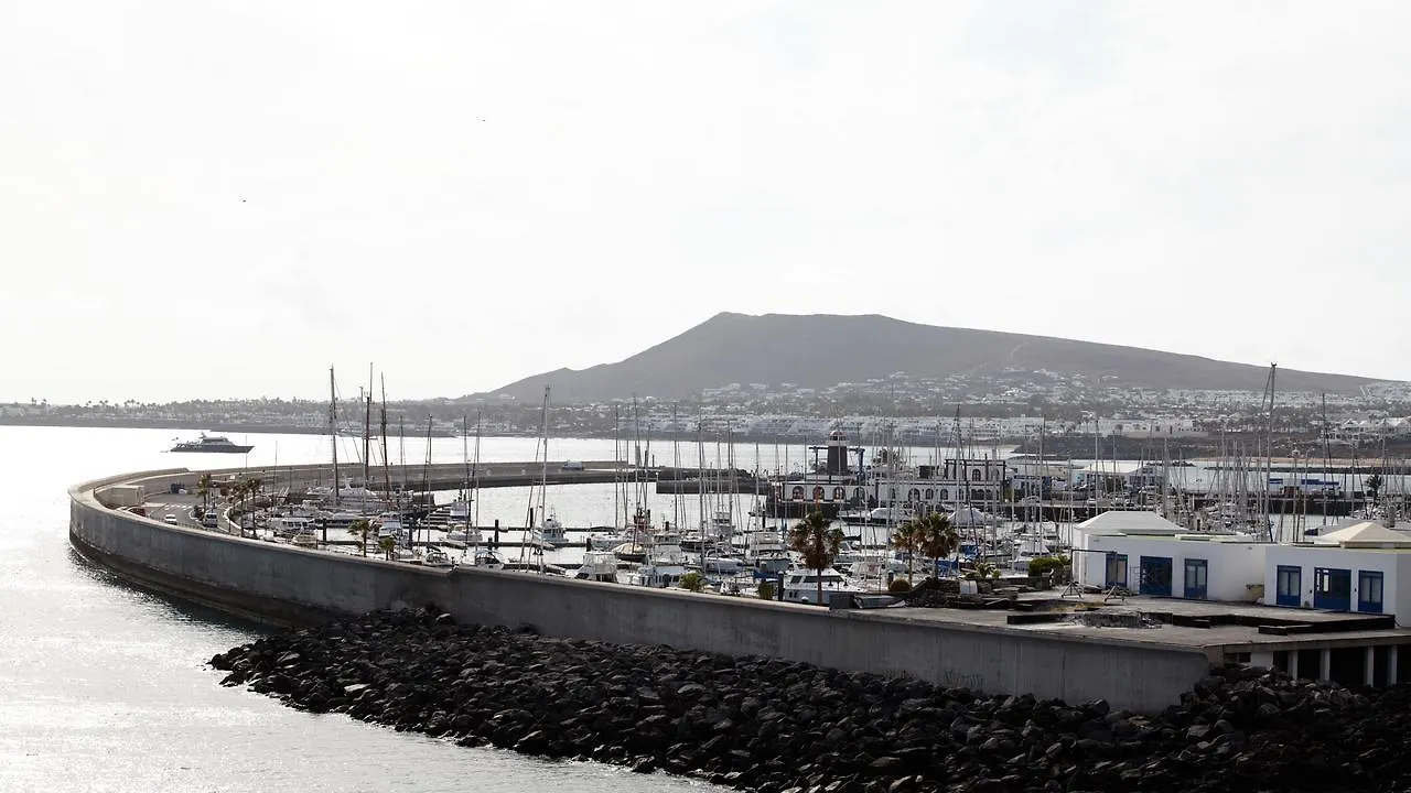 Yaku Wayra Charter Hotel Playa Blanca  Botel